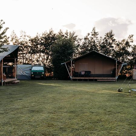 Finse Woning Op Camping De Tulpenweide Breezand Экстерьер фото
