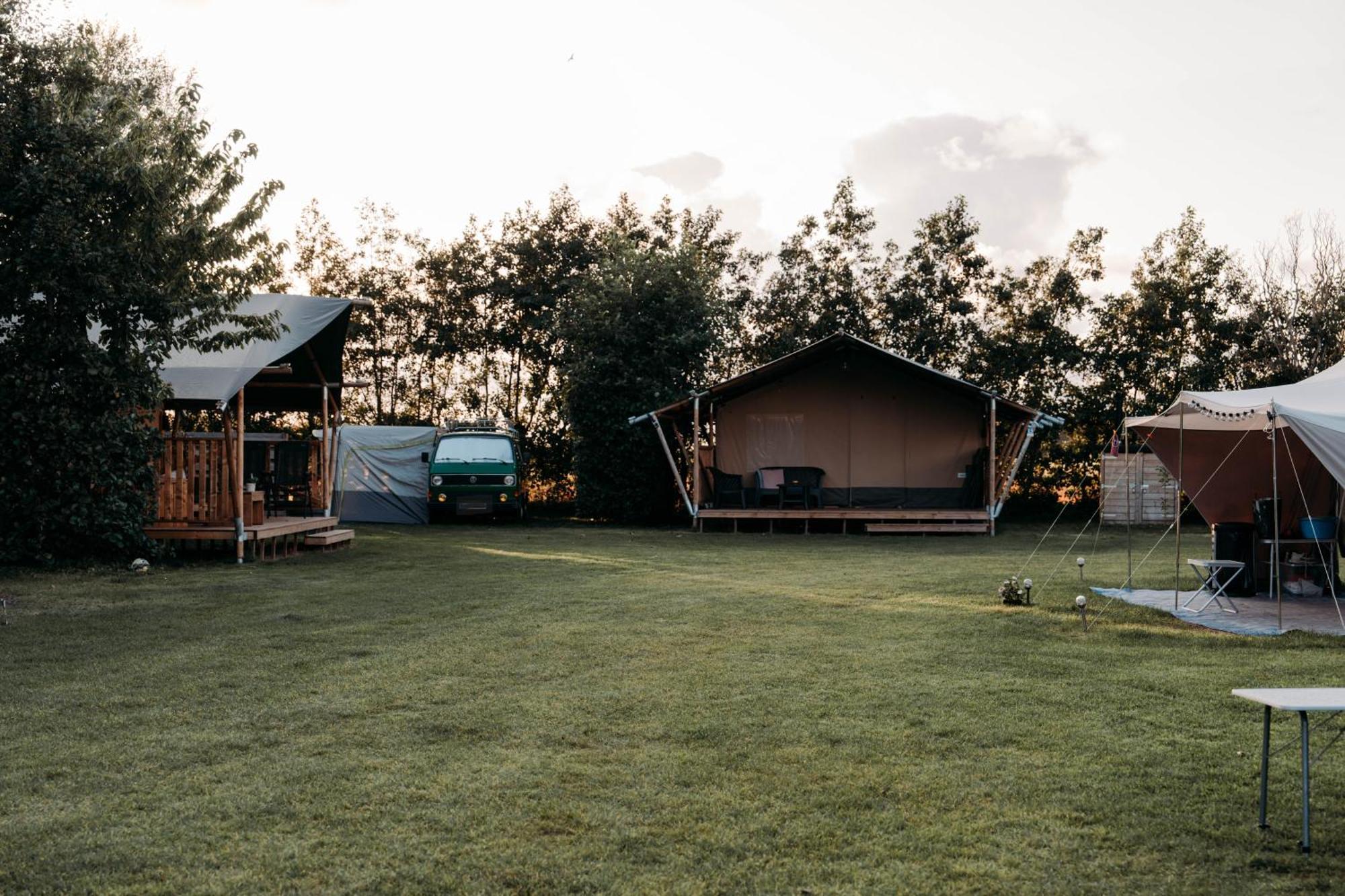 Finse Woning Op Camping De Tulpenweide Breezand Экстерьер фото